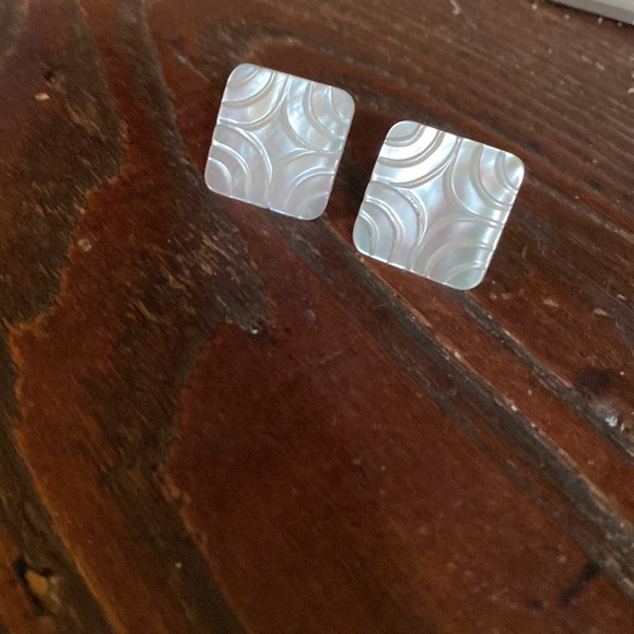 Vintage mother of pearl square post earrings - Picture 3 of 4